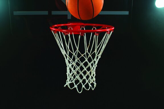 Balle de basket entrant dans le panier