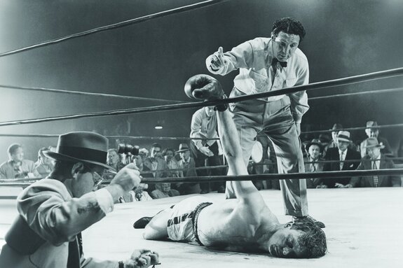 Arbitre comptant un boxeur masculin