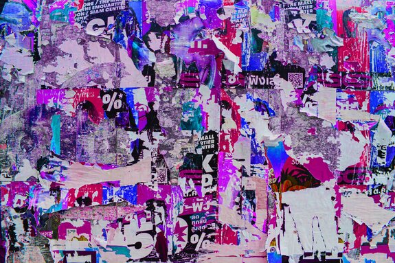 Affiches artistiques déchirées sur le mur