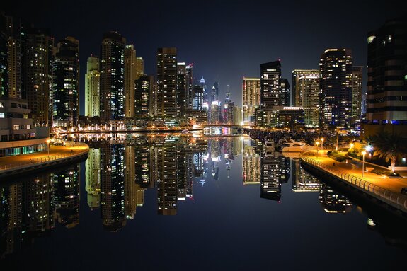 Grands immeubles la nuit