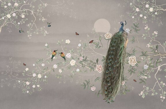 Paon et colibris parmi les fleurs en fleurs sur une branche d’arbre