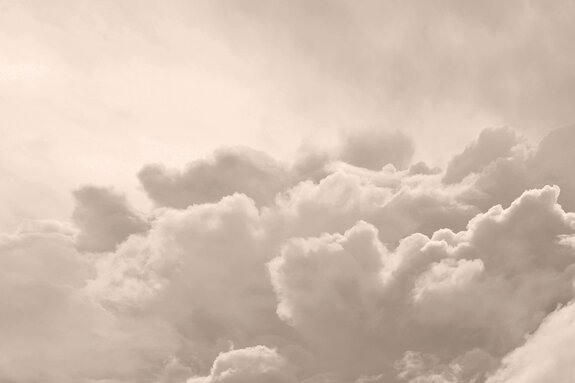 Nuages dans un paysage beige paisible