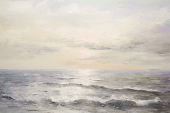 Ciel ensoleillé au-dessus de la mer calme