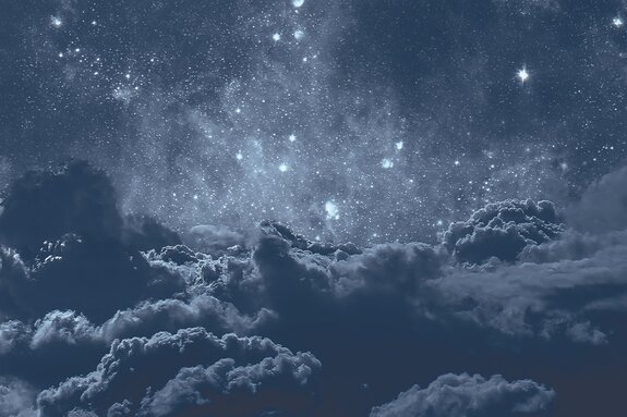 Ciel nocturne avec des nuages et des étoiles