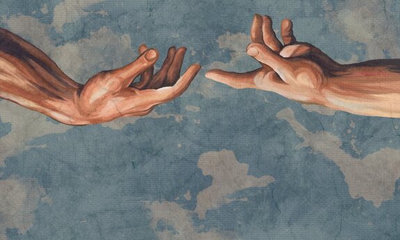 Mains humaines sur un fond abstrait de ciel