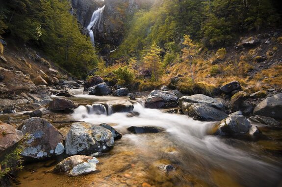 Cascade de montagne paysage naturel