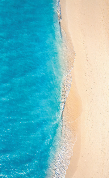 Vue aérienne d’une plage de sable et d’une eau turquoise