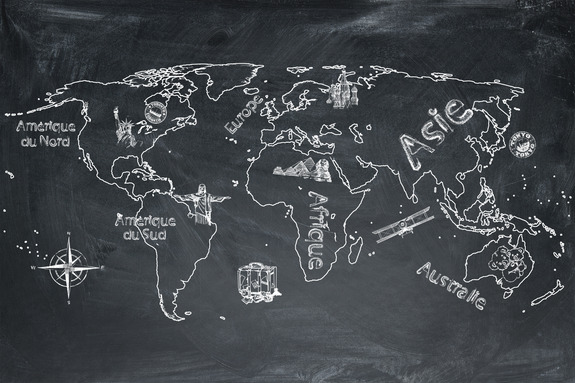 Carte du monde avec les continents et leurs légendes sur un tableau noir