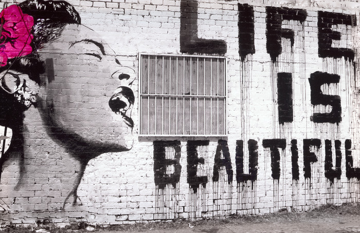 La vie est belle, comme le dit la fresque de banksy.