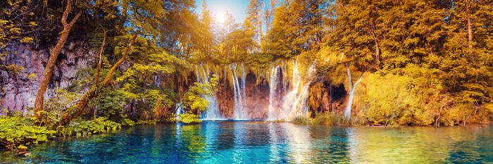 Lagune forestière avec cascades