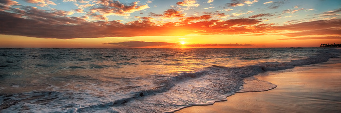 Les vagues de la mer au crépuscule