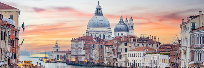 Venise avec le dôme de la salute et les bâtiments des canaux