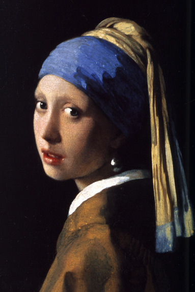 Un portrait délicat d&#39;une jeune femme avec une écharpe