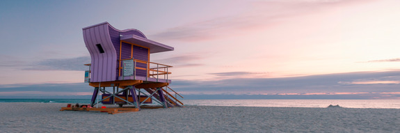 Une cabine de sauvetage moderne aux couleurs pastel