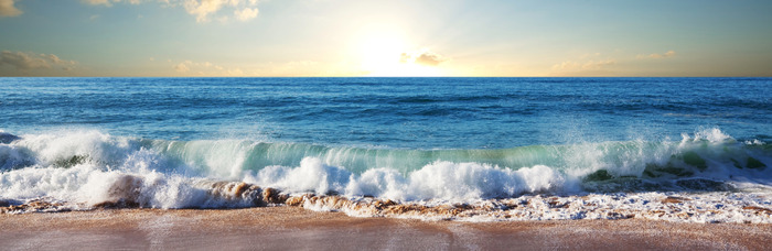 Les vagues de la mer s'écrasent sur le rivage le matin