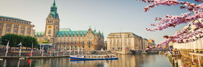 Vue printanière du centre-ville de hambourg avec un bateau sur l'eau