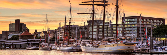 Des navires dans le port de plaisance sur fond de développement urbain