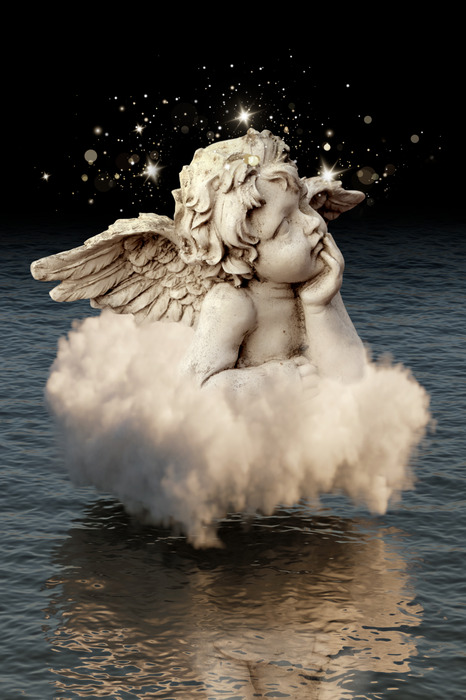 Un ange sur un nuage au-dessus de l'eau