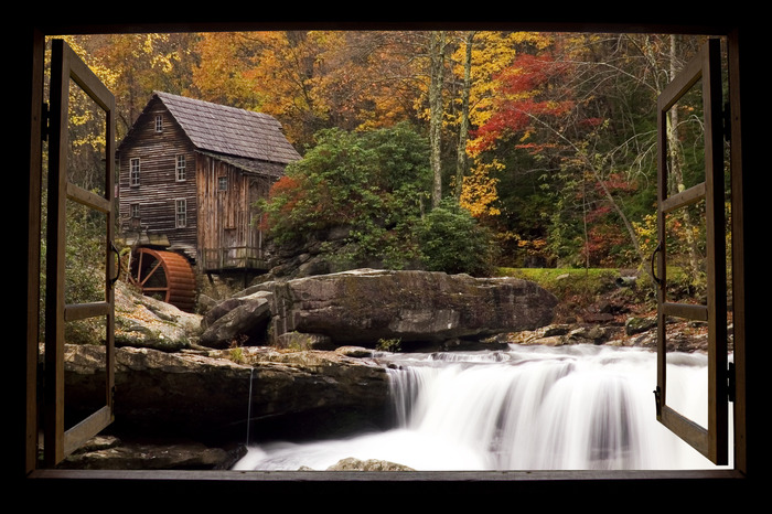 Cascade et vieux moulin en bois