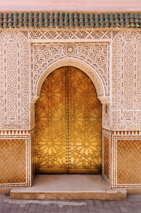 Portes marocaines ornées de motifs aux nuances dorées