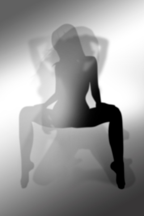 Une femme dans un jeu artistique de lumière