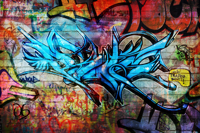 Graffiti abstrait bleu sur un mur coloré