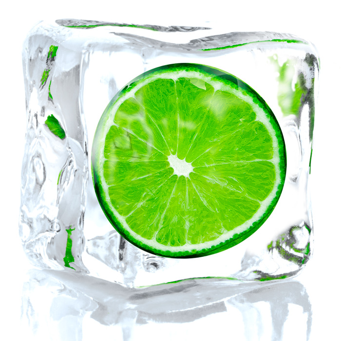 Citron vert congelé dans un glaçon