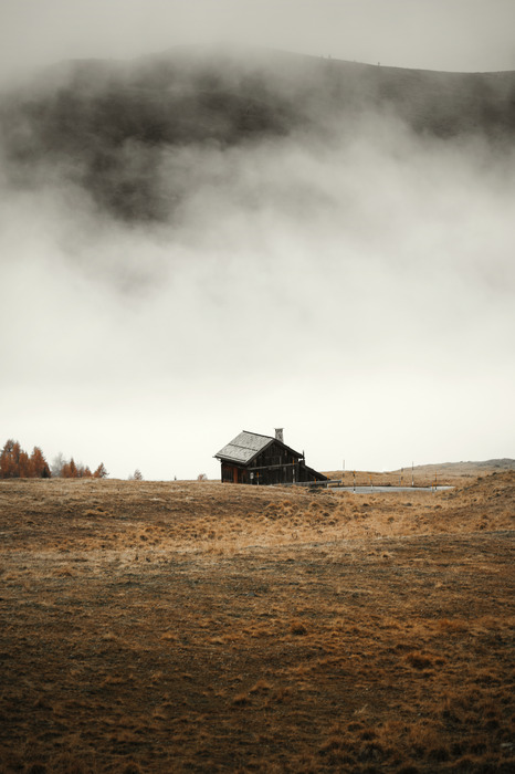 Une maison en bois au milieu de nulle part
