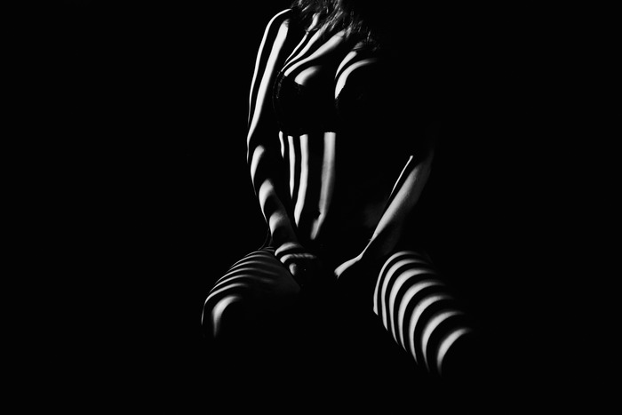 Silhouette d'une femme avec des lignes de lumière sur son corps