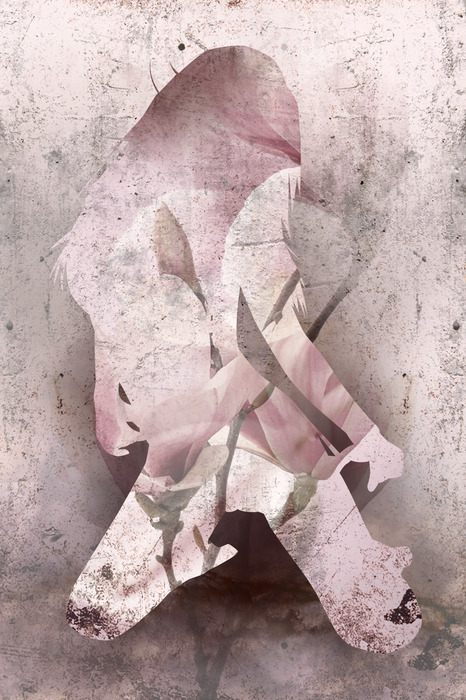 Silhouette d'une femme sur fond floral vieilli