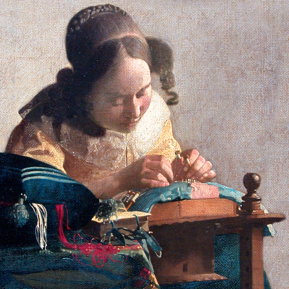 Une jeune fille en corset brodant de la dentelle