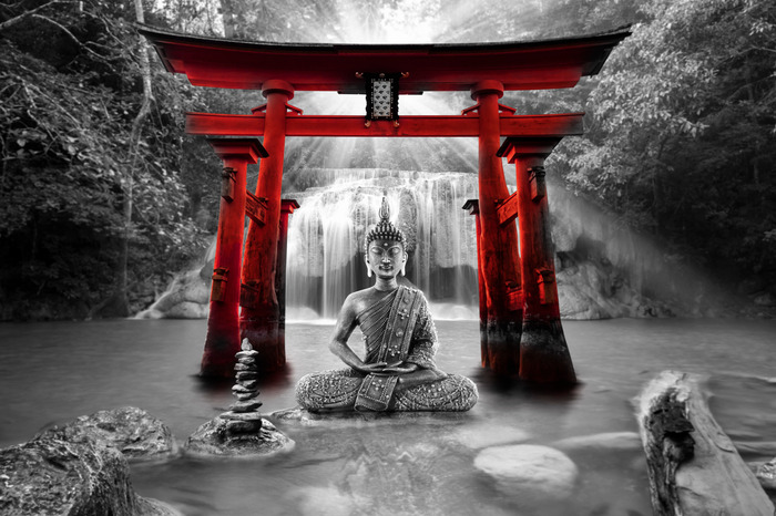 Cascade et bouddha en noir et blanc avec une arche rouge