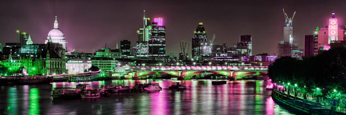 Panorama de la ville en vert et violet