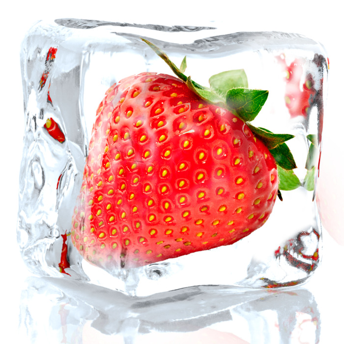 Fraise rouge congelée dans un glaçon