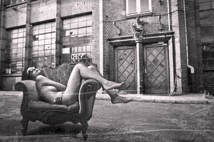 Une femme dans un fauteuil et une architecture industrielle