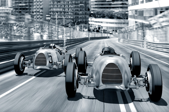 Voitures de course classiques sur circuit urbain