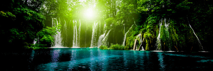 Cascade et eau bleue