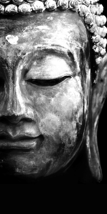 Sculpture monochrome de bouddha en demi-profil