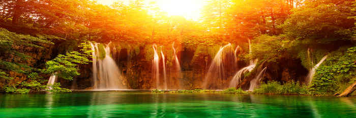 Cascade avec le soleil couchant en arrière-plan