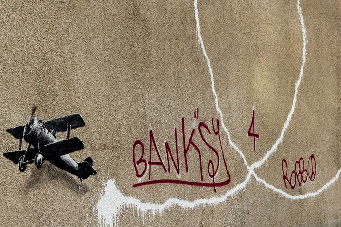 Reproduction de l'œuvre « love plane » de banksy