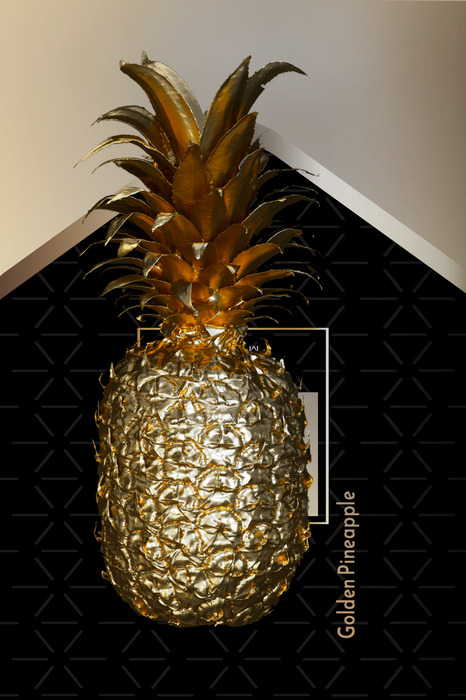 Un ananas doré sur un fond géométrique