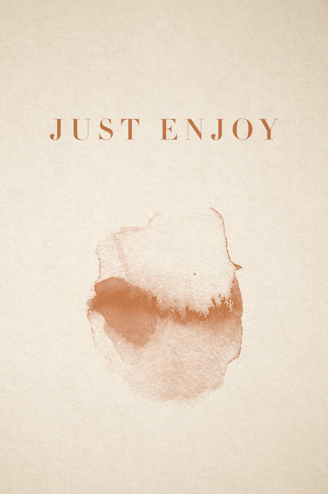 L'inscription « just enjoy » avec des graphismes sur fond beige