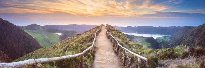 Un chemin avec des rambardes dans les montagnes