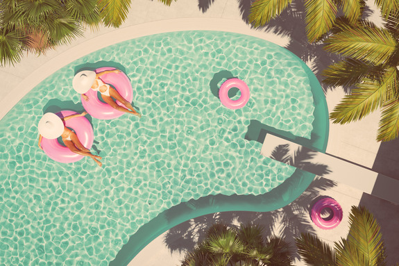 Vue de dessus de la piscine et des femmes en cerceaux roses