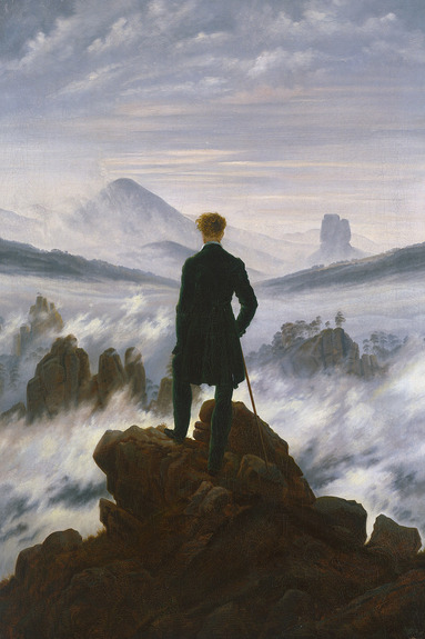 Un homme élégant debout sur un pic rocheux