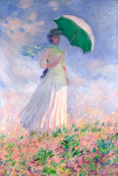 Une femme se promène dans une prairie fleurie avec un parapluie.