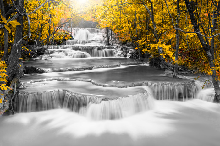 Rivière en cascade en automne