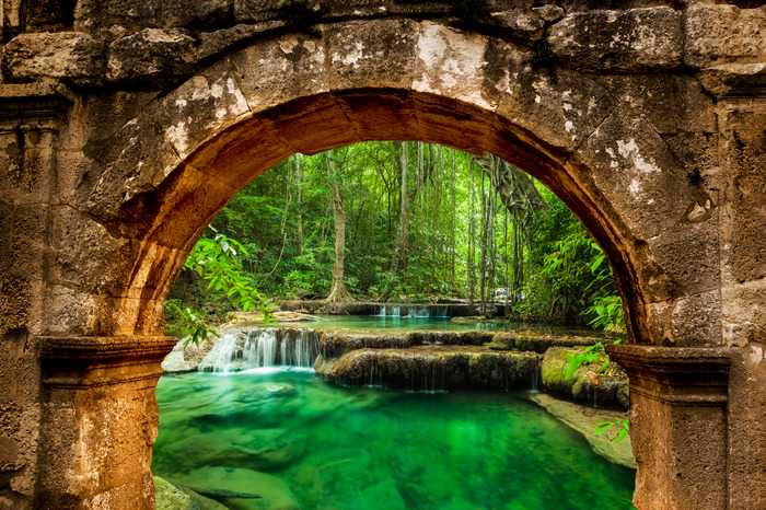 Une cascade aux eaux émeraude derrière l'arche