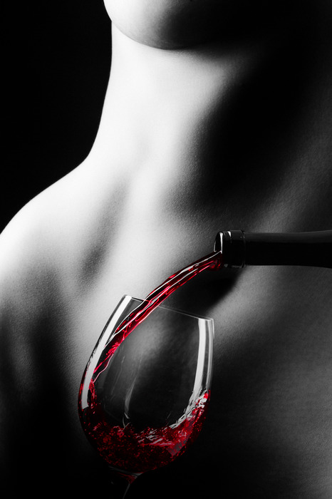 Un corps de femme nue et un verre