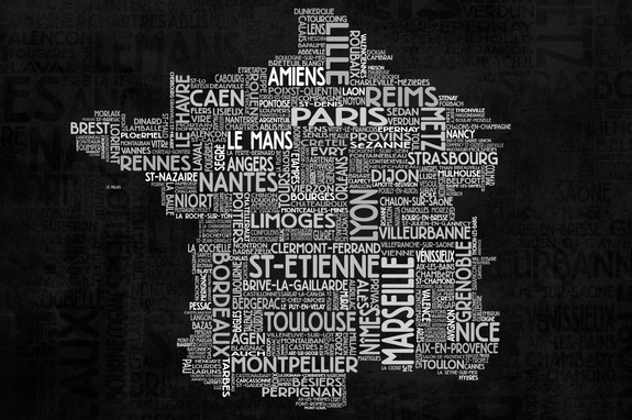 Une carte de france composée de noms de villes sur fond sombre.
